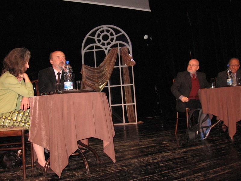 Debatę z udziałem profesorów Ryszarda Legutki, ( z lewej)...