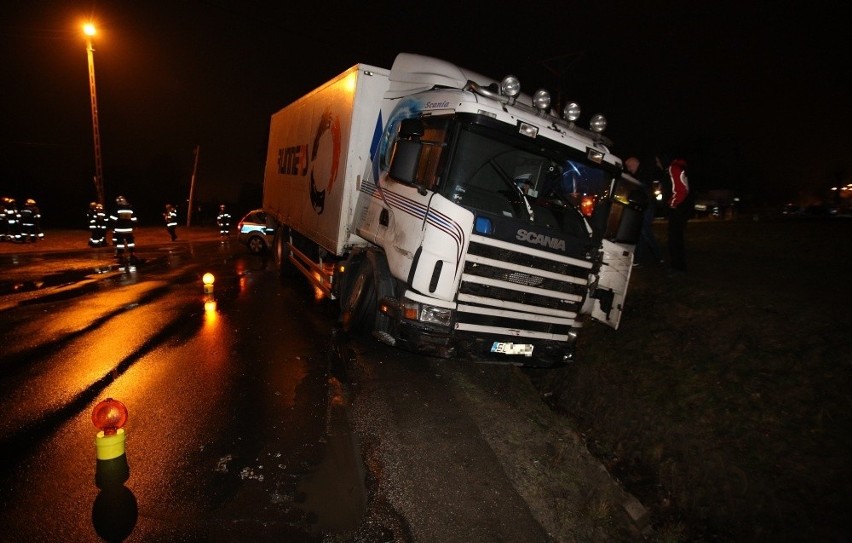 Samochód funkcjonariusza CBŚP w rowie. Zderzenie ciężarówki i auta osobowego na śliskiej drodze [ZDJ