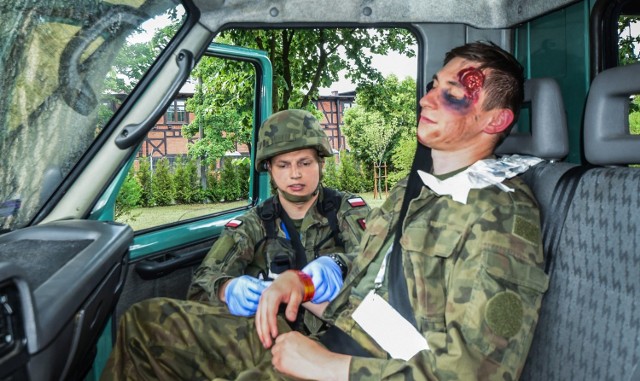 Wracający z drawskiego poligonu wojskowy samochód uderzył w drzewo. Trzej żołnierze zostają ranni, z czego dwaj ciężko. Na miejsce przyjeżdża czteronoszowa wojskowa sanitarka. Ratownicy pomagają żołnierzom, oznaczają najciężej rannych i jadą z nimi do izby przyjęć 1. Wojskowego Szpitala Polowego, gdzie czekają już lekarze i pielęgniarki (w sumie ćwiczyło w środę 70 osób). Ranni przechodzą najróżniejsze badania, w kiedy okazuje się, że jeden wymaga operacji - trafia pod "noże" chirurgów. To - na szczęście - tylko fikcyjny scenariusz akcji ratunkowej wojskowych medyków, który w ramach ćwiczeń "Anakonda - 16" rozegrał się  w Bydgoszczy. Już za chwilę 1. Wojskowy Szpital Polowy z Bydgoszczy zostanie przetransportowany na lotnisko Kraków Balice, gdzie będzie zabezpieczał Światowe Dni Młodzieży.***Ćwiczenia Anakonda. Przekraczanie mostu w Chełmnie