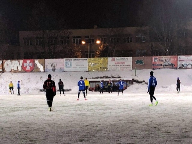 Sokół (niebieskie stroje) bez problemów ograł Strug