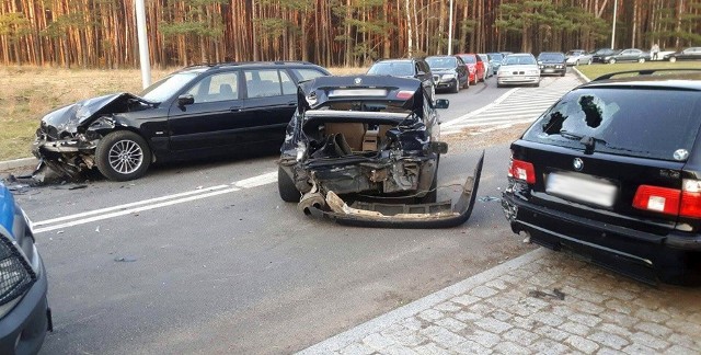 Do zdarzenia doszło w niedzielę (2 kwietnia) wieczorem w Zielonej Górze Starym Kisielinie niedaleko ul. Kolejowej. 25-latek rozpędzonym bmw wpadł w poślizgi i uderzył w dwa inne zaparkowane bmw.W Starym Kisielinie zebrali się posiadacze samochodów marki BMW. 25-latek zaczął szaleć swoim samochodem. W pewnym momencie wpadł w poślizg i uderzył tyłem w zaparkowany samochód, odbił się i wpadł na kolejne auto.Na miejsce została wezwana zielonogórska policja. – Kierowca był trzeźwy, ale zachowywał się bardzo nerwowo – mówi nadkom. Małgorzata Stanisławska, rzeczniczka zielonogórskiej policji. 25-latek został poddany testowi na zawartość narkotyków. – Test wykazał, że kierujący jest pod wpływem marihuany – mówi nadkom. Stanisławska. Kierowcy została pobrana krew do badań pod kątem narkotyków. Policja czeka na wyniki.Podczas kontroli okazało się, że kierowca nie ma polisy OC dla samochodu. W aucie nie było również wymaganego wyposażenia. Policjanci zatrzymali kierowcy prawo jazdy. Stanie on przed sądem. Grozi mu kara do dwóch lat więzienia.Zobacz też: Tragiczny wypadek na S3 pod Zieloną Górą. Czołowo zderzyły się dwa tiry [ZDJĘCIA]Zobacz też: Kierowca BMW jechał 114 km/h w terenie zabudowanym, w dodatku wyprzedzał na przejściu dla pieszych