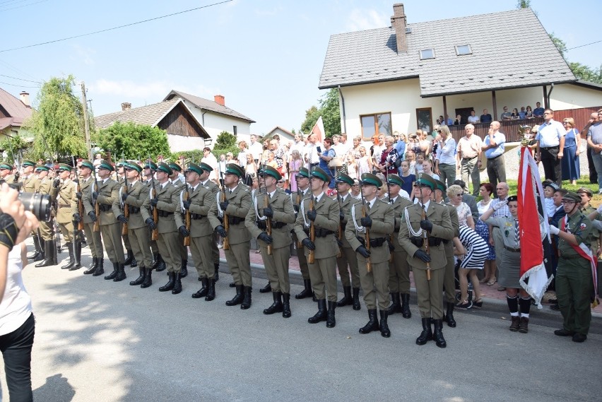 Hołd dla 30 ofiar pacyfikacji Radwanowic w miejscu kaźni hitlerowskiej. Wspomnienia bestialskiego mordu [ZDJĘCIA] 