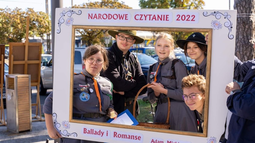 Narodowe Czytanie 2022 "Ballad i romansów" odbyło się pod pomnikiem Niepodległości w Kozienicach. Zobacz zdjęcia