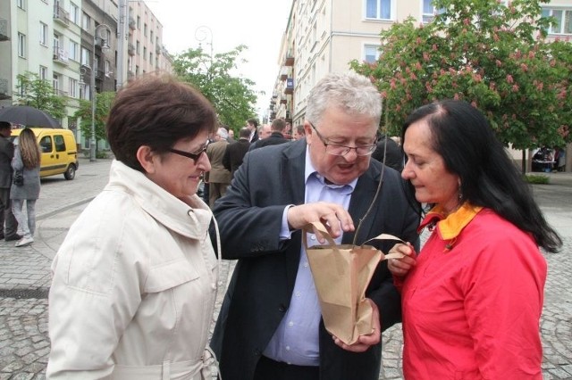 Europoseł Czesław Siekierski zapewnia panie na deptaku, że ta sadzonka dębu na pewno się przyjmie.