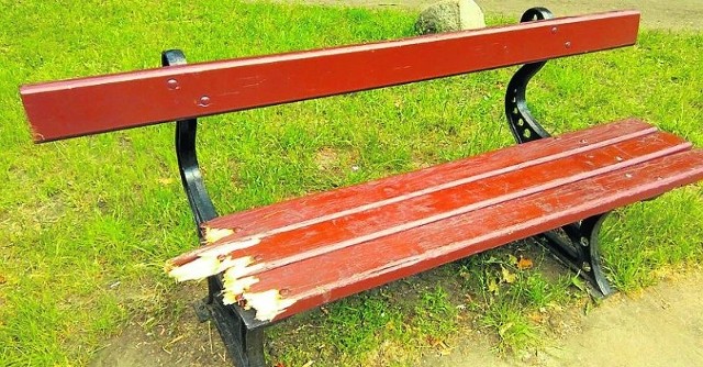 Parkowe ławki są najczęściej niszczone.