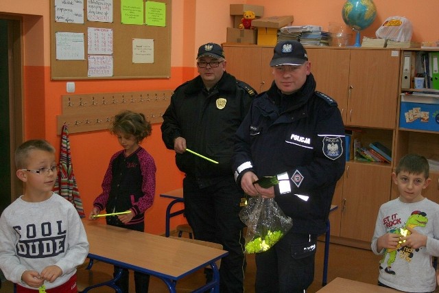 Z prezentem do szkoły i przedszkola w Witosławiu przyjechali strażnicy miejscy Jacek Ćwikła i Włodzimierz Michalski oraz  dzielnicowy KP w Mroczy  asp.szt.  Piotr Majewski. Przedszkolaki i uczniowie klas 1-3  otrzymali  od mundurowych odblaski. Funkcjonariusze prosili dzieci, by nosili je w widocznym miejscu. Droga do szkoły będzie dzięki temu bezpieczniejsza.