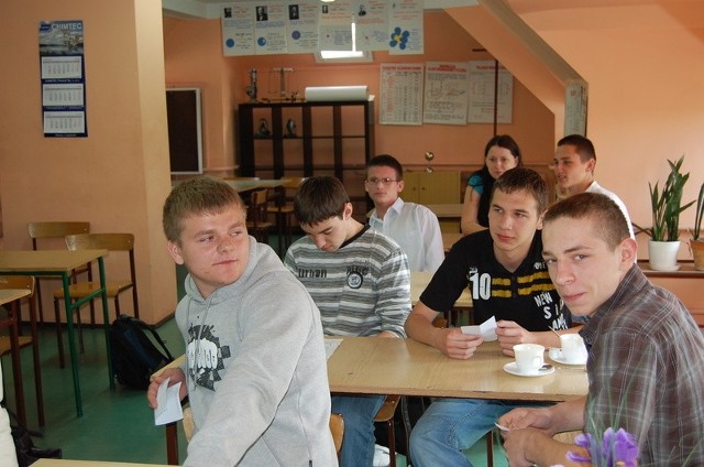 Radosław Koza i Wojciech Jabłoński (na pierwszym planie), uczniowie ze Zbąszynka, wiedzą już w jakiej kolejności będą podchodzić do konkursu z języka niemieckiego