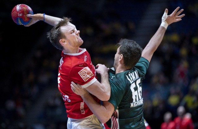 Najlepszego strzelca Duńczyków Mathiasa Gidsela próbuje zablokować Węgier Mate Lekai w ćwierćfinale mundialu