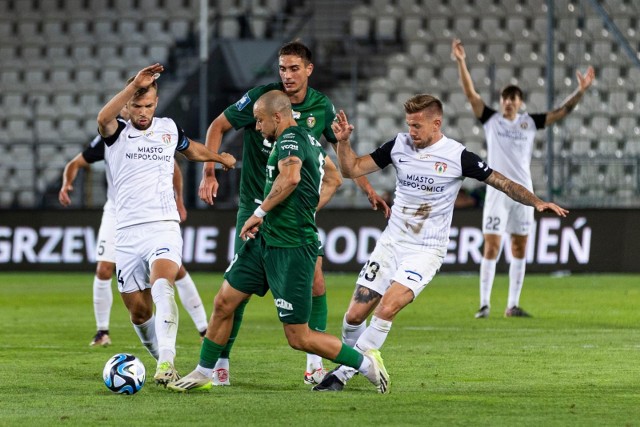 Kapitan Puszczy Jakub Serafin (z lewej) straci pierwszy mecz w tym sezonie