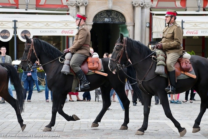 Ruszył Festiwal Nauki: Pokaz kawalerzystów, białej broni i wyszkolonych koni (ZDJĘCIA)