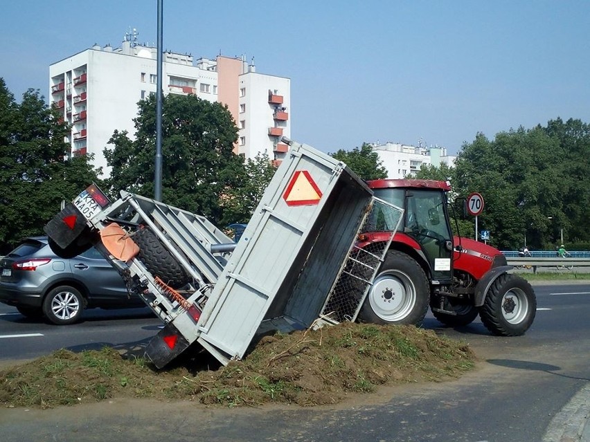 Kraków. Na ulicy Konopnickiej wywróciła się przyczepa od traktora