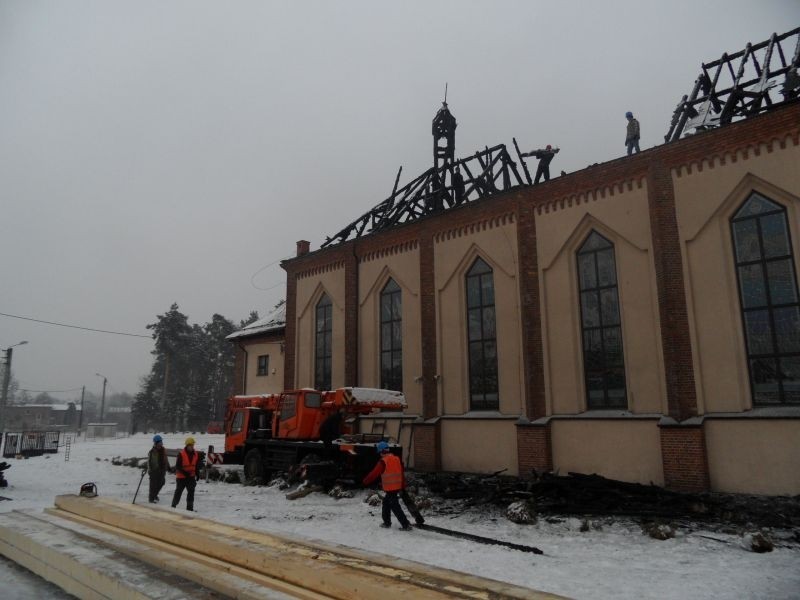 Orzesze: Rozpoczęła się rozbiórka spalonego dachu w kościele św. Jana Chrzciciela [ZDJĘCIA]