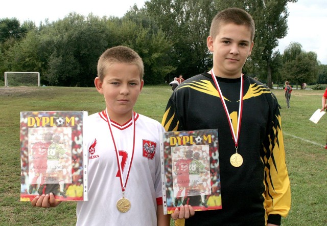 Patryk Kaim i Kacper Kowalczyk z osiedla Wośniki, w najmłodszej grupie wiekowej wywalczyli tytuł mistrzowski.
