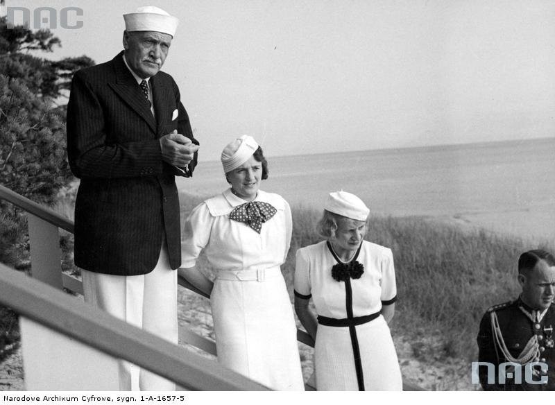 Prezydent RP Ignacy Mościcki z żoną Marią (druga z lewej),...
