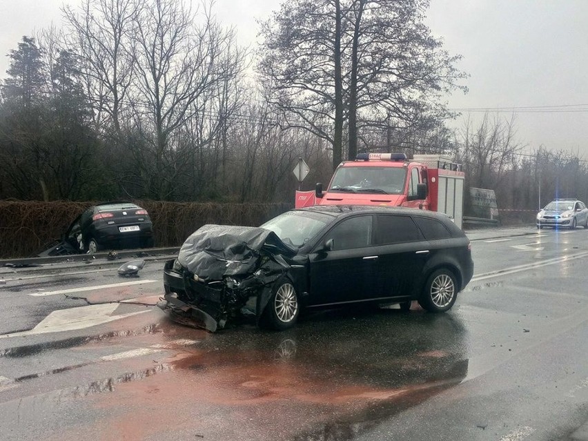 Śmiertelny wypadek w Wieluniu. W zderzeniu dwóch samochodów zginął mężczyzna