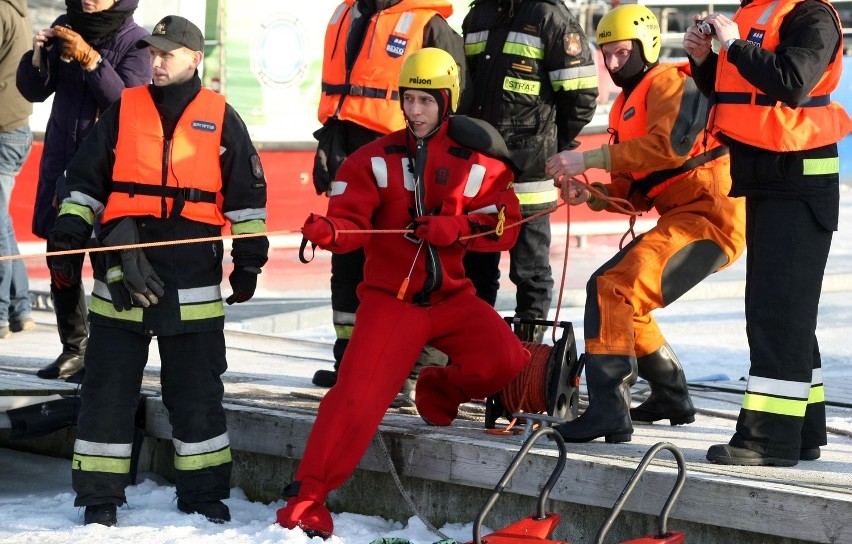 Ćwiczenia strażaków na lodzie (5.02.2014)