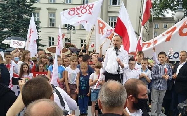 Podczas spotkania z mieszkańcami na Placu Corazziego Andrzej Duda zaprosił na podest dzieci.