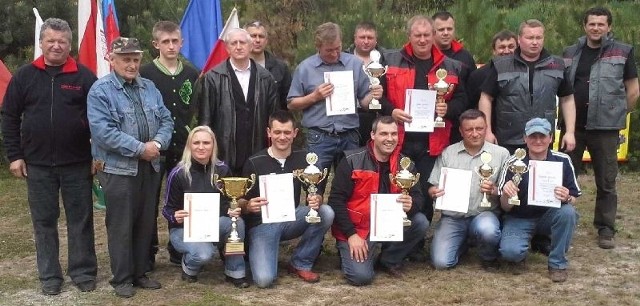Zwycięzcy powiatowych indywidualnych zawodów strzeleckich w Pilczycy z organizatorami.