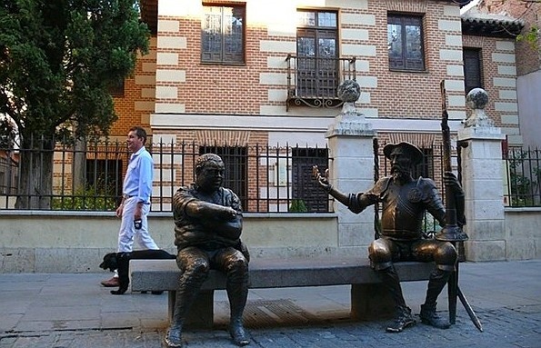 Pomnik Don Kichota i Sancho Pansy przed Muzeum Domu Cervantesa.