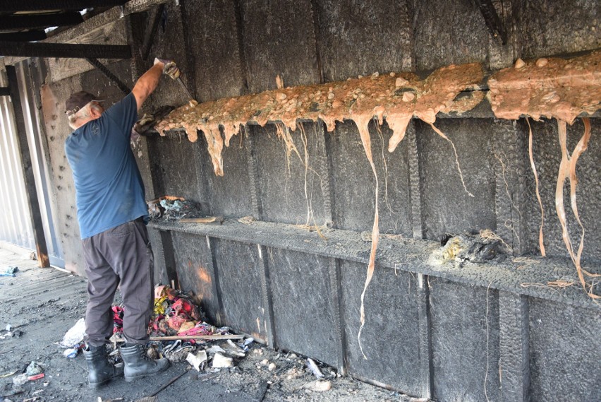 Porządki po pożarze przy ul. Ruskiej. Kupcy sprzątają pogorzelisko (ZDJĘCIA, WIDEO)