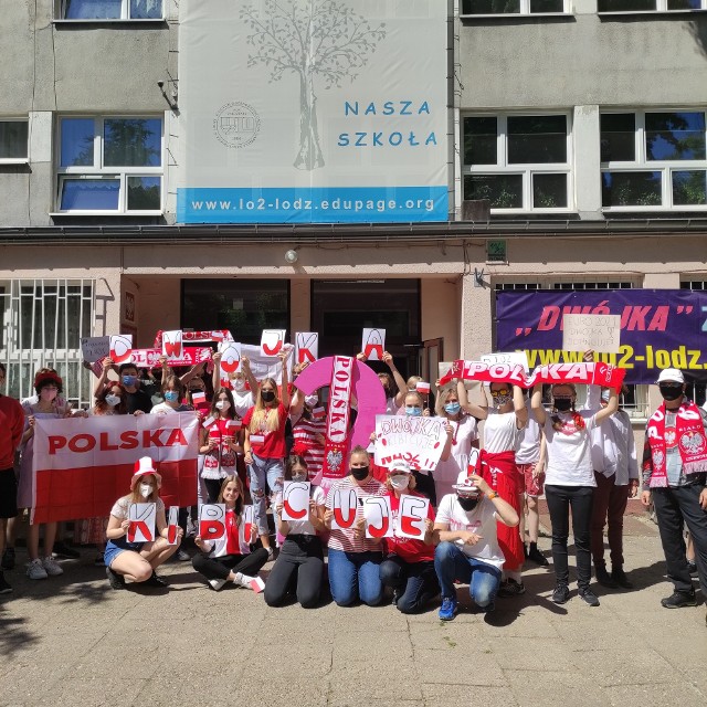 II Liceum Ogólnokształcące w Łodzi pochwaliło się, jak jego uczniowie i nauczyciele wspierają reprezentację polskich piłkarzy przed ich pierwszym występem podczas turnieju Euro 2020. >>> Zobacz kilka zdjęć z kibicowania (jeszcze przed meczem) między lekcjami >>>