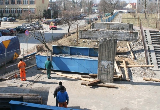 Obecnie trwa rozbiórka kładek z ulicy Sandomierskiej. W sumie w tym roku będzie rozebranych pięć nadziemnych przejść.