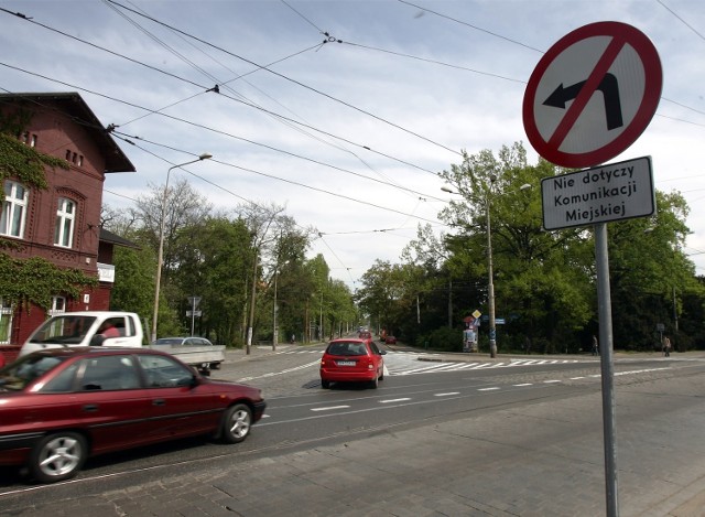 Zakaz skrętu w lewo z mostu Zwierzynieckiego na ul. Mickiewicza