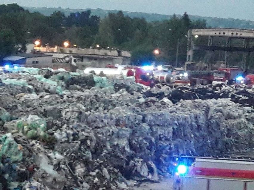 Skawina. Pożar wysypiska odpadów plastikowych. Wielki dym nad miastem