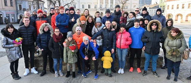 W oryginalny sposób zdecydowali się wesprzeć chorą na nowotwór Hanię Terlecką z Kielc Mateusz Kasprzyk, Dariusz Jakubczyk i Piotr Styczeń. Przebiegi trasę z Krakowa do Kielc.Wystartowali w sobotę o 1 nocy z Rynku w Krakowie, a o 13.50 dotarli na Rynek w Kielcach. Pokonali 120-kilometrową trasę, która prowadziła między innymi przez Pińczów. Zależało im na tym, żeby nie było zbyt dużego ruchu na trasie. Mateusz Kasprzyk i Dariusz Jakubczyk cały dystans pokonali biegnąc, Piotr Styczeń jechał rowerem, ale końcówkę dystansu również przebiegł. Na miejscu witali ich bliscy i grupa przyjaciół. -Pomysł zrodził się spontanicznie, w ciągu trzech minut podjęliśmy decyzję, że biegniemy. Zależało nam na tym, żeby zrobić coś oryginalnego i pomóc Hani. Ludzi wpłacali pieniądze za ten bieg, minimum 10 złotych. Udało się uzbierać 8 tysięcy, na miejscu w Kielcach jeden pan przekazał jeszcze 2 tysiące złotych, powiedział, że chce pozostać anonimowy. Druga osoba też dołożyła pewna kwotę, w sumie udało nam się zebrać około 10 500 złotych. Wszystkie pieniądze są na leczenie Hani - mówił Mateusz Kasprzyk z Kielc. Czy na trasie były chwile słabości? -Powiem tak - były trudne momenty, zwłaszcza na ostatnich 20 kilometrach. Tym bardziej, że my pracujemy, nie spaliśmy całą noc, bo musieliśmy dojechać do Krakowa. Ale nasz ból na mecie to nic w porównaniu do cierpienia Hani - dodał Mateusz Kasprzyk. Uczestniczy on w imprezach biegowych, sam wcześniej mocno zaangażował się w akcję charytatywną. Z imprez biegowych znani są też Piotr Styczeń i Dariusz Jakubczyk, którzy reprezentują CK Babcie. Dorota Kułaga