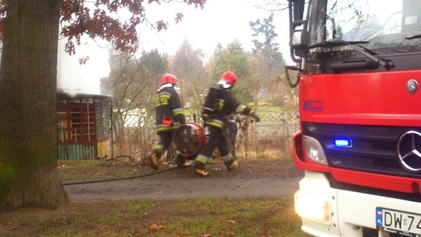 Pożar na Sępolnie. Interweniują trzy zastępy straży pożarnej (ZDJĘCIA)