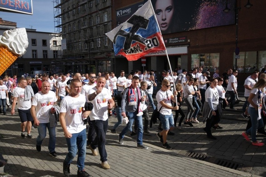 Grupy kibiców ze wszystkich dzielnic Łodzi mają przejść do...