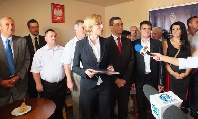   Najpierw trzeba uporządkować sprawy w starachowickim samorządzie &#8211; powiedziała senator Beata Gosiewska podczas otwarcie biura w Starachowicach.