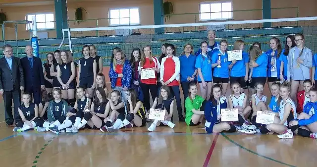 Uczestniczki powiatowych zawodów siatkarskich, które rozegrane zostały w Radoszycach.