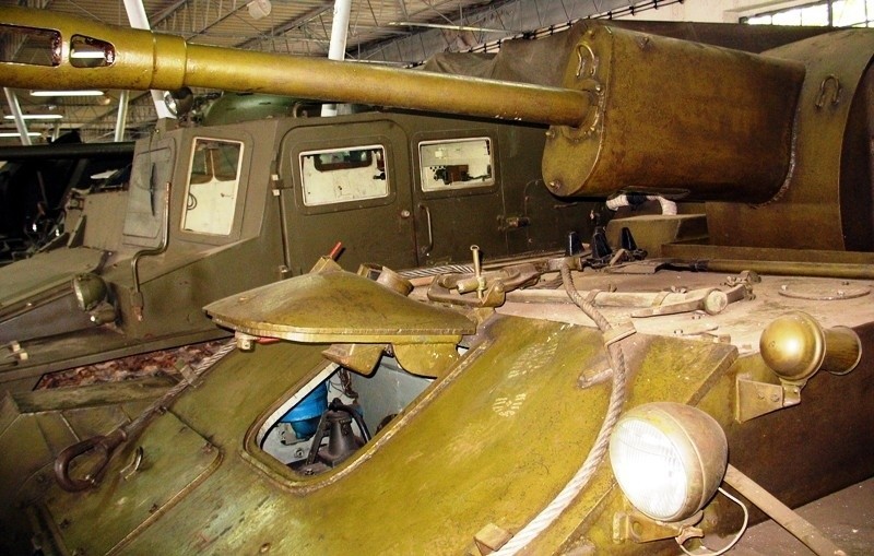 Z zwykłym oświetleniu trudno dostrzec na SU-76 od warstwą...