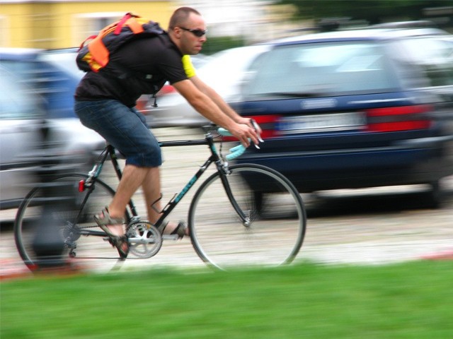 Słuchanie muzyki podczas jazdy na rowerze może być niebezpieczne.