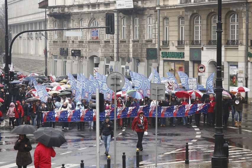 Likwidacja gimnazjów. Nauczyciele ze Słupska protestowali w Warszawie (zdjęcia, wideo)