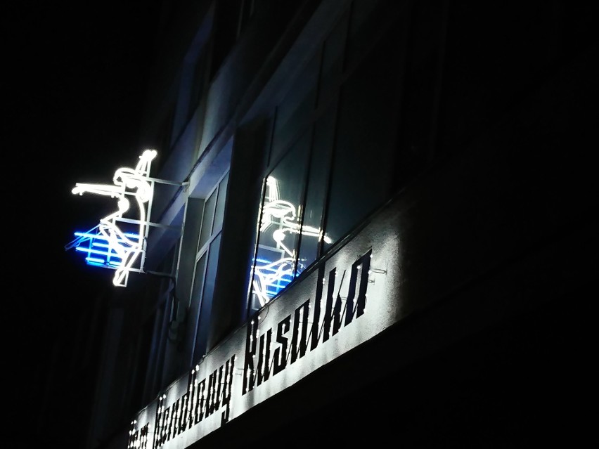 Nowy neon i szyld przy ulicy Zamojskiej w Lublinie. Wersja...