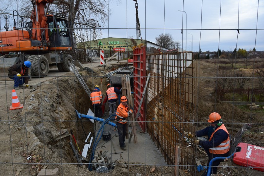 Betonowy mur na  wale opaskowym w prawobrzeżnej części...