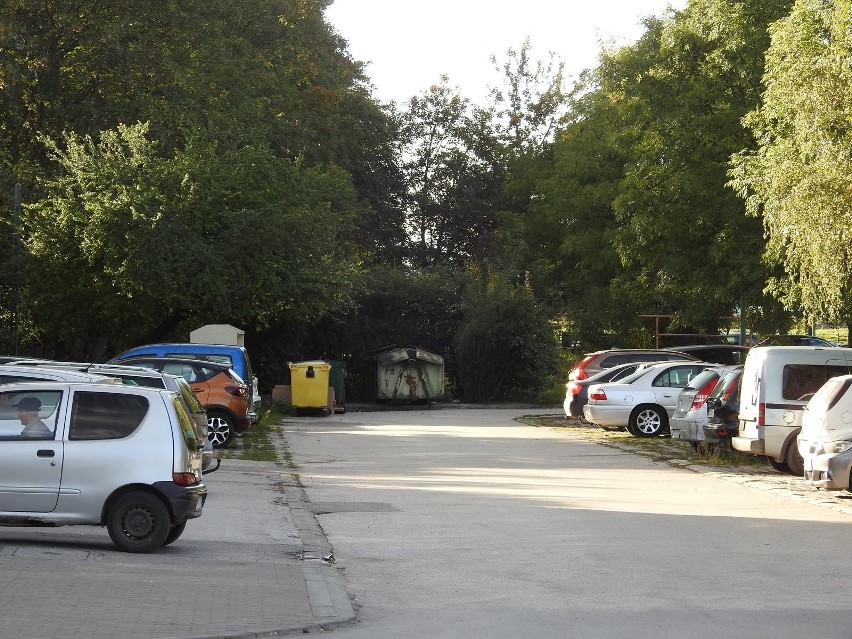 Na osiedlu Piłsudskiego w Busku-Zdroju chcą postawić ludziom śmietnik naprzeciw okien. Nikt nie wie dlaczego