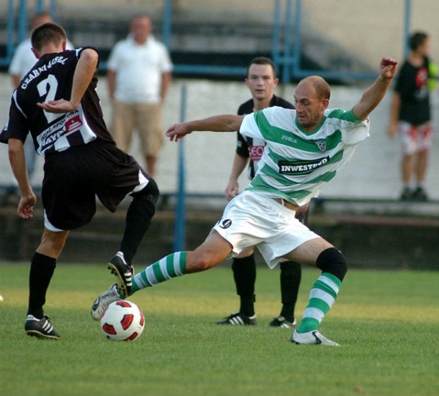 Piotr Spaliński (biało-zielony strój).