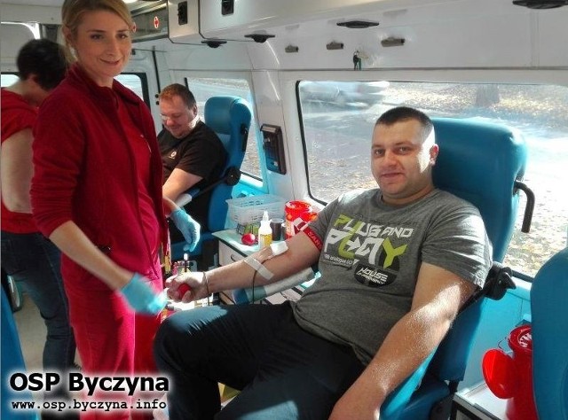 Klub Honorowych Dawców Krwi przy OSP w Byczynie zorganizował zbiórkę krwi. Zgłosiły się 22 osoby, lekarz dopuścił 17. Oddano 7,65 litra.To była już czwarta w tym roku akcja Klubu Honorowych Dawców Krwi, działającego przy Ochotniczej Straży Pożarnej w Byczynie. Tym razem do zbiórki krwi przyłączyli się także druhowie z OSP Wołczyn i OSP Kostów. We wszystkich czterech tegorocznych akcjach w Byczynie zarejestrowało się 86 ochotników, z czego 70 osób zostało dopuszczonych do oddania krwi. Łącznie oddały 30,92 litrów krwi.