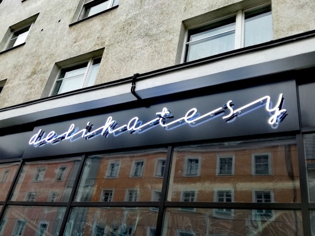 Na Delikatesach jest już neon, łudząco podobny do swojego poprzednika.