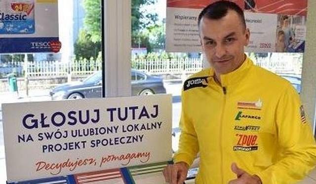 Michał Szafrański, prezes Stowarzyszenia Sprawniejsi.pl z Nieznanowic zachęca mieszkańców do oddania głosu na jego projekt.