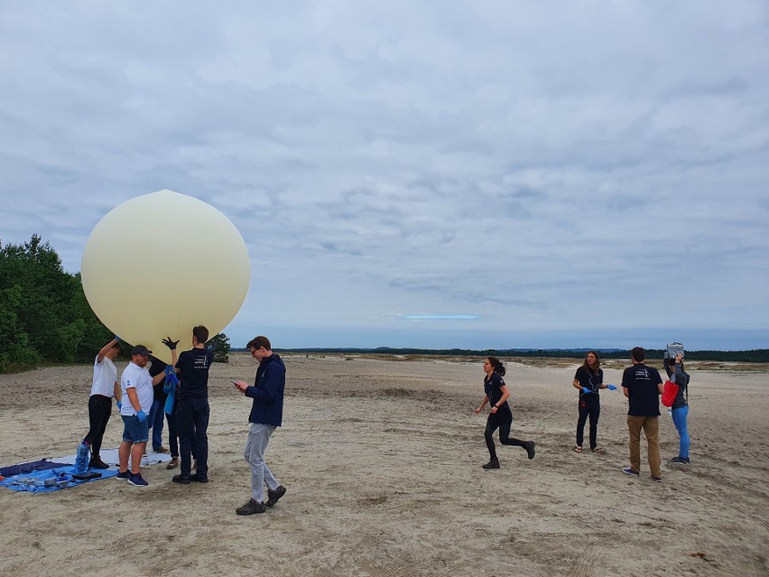 Przygotowania do lotu balonu stratosferycznego AGH Space...