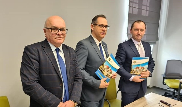 Wicestarosta Józef Gisman, starosta Paweł Masełko i Arkadiusz Pęcherczyk, członek zarządu Technical Solutions.