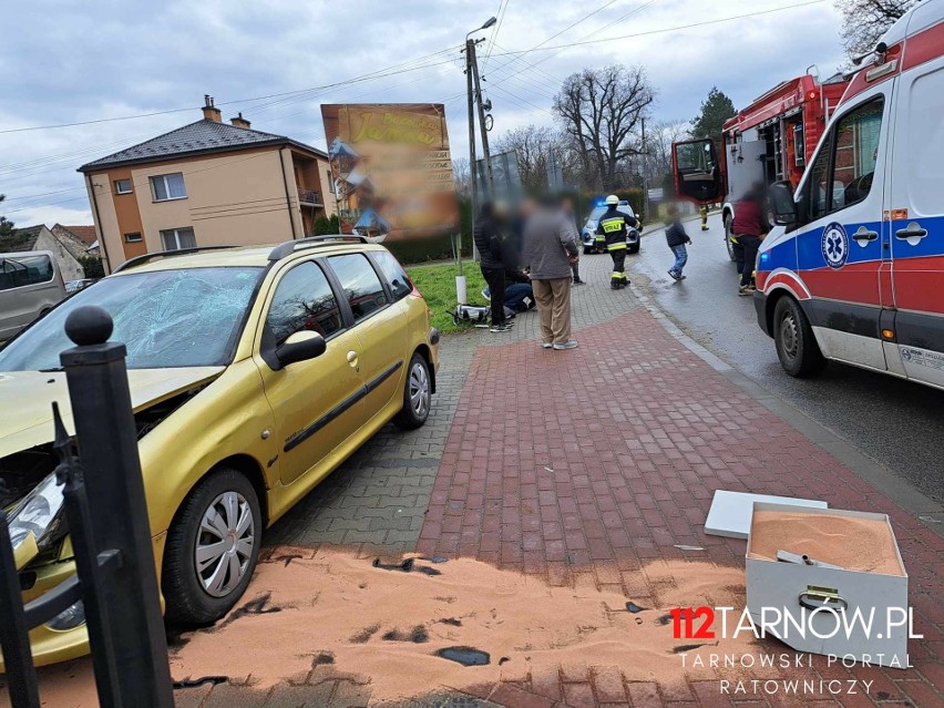 Do wypadku doszło na ulicy Jagiellońskiej w Wojniczu. Trwa...