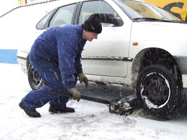 Krzysztof Szafrański z F.H.U. Auto Centrum podczas wymiany opon na zimowe