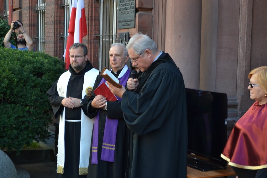 Modlitwę za ofiary wojny odmówili ks. Cezary Annusewicz,...