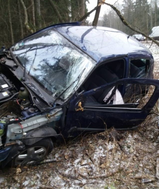 W pobliżu wsi Chraboły doszło do wypadku drogowego. W sobotę, po godz. 11 na drodze krajowej nr 65 kierowca renault podczas wyprzedzania pojazdu marki lexus, wpadł w poślizg.Zdjęcia dzięki uprzejmości OSP Knyszyn