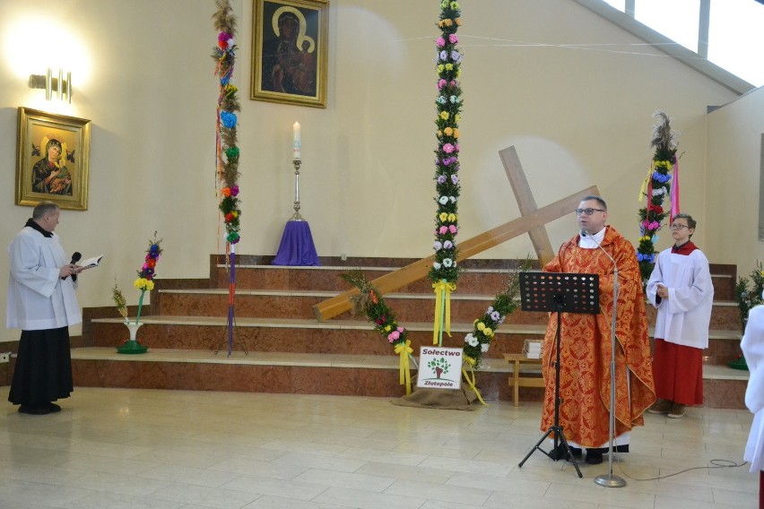 W kościele Błogosławionego Michała Kozala Biskupa i Męczennika w Lipnie najbardziej okazała była palma ze Złotopola